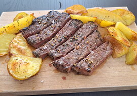 Hovězí steak s rozmarýnem a grilovanými brambory