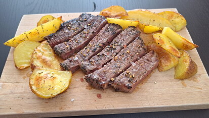 Hovězí steak s rozmarýnem a grilovanými brambory