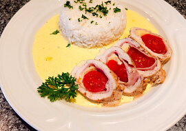 Kuřecí roládky se sýrovou omáčkou (kuřecí roládka plněná rajčaty a mozzarellou, sýrová omáčka)