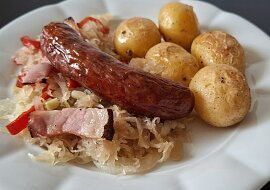 Klobása pečená s kysaným  zelím a bramborem