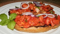 Bruschetta s rajčaty a česnekem