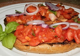 Bruschetta s rajčaty a česnekem