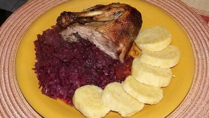 Kachna s červeným zelím a bramborovým knedlíkem