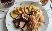 Pečená kachní prsa s červeným zelím a bramborovým knedlíkem