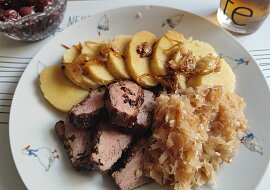 Pečená kachní prsa s červeným zelím a bramborovým knedlíkem