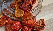 Rajčata sušená v horkovzdušné fritéze
