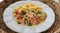 Kuřecí maso s žampiony ve smetanové omáčce