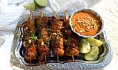 Kuřecí satay s arašídovou omáčkou