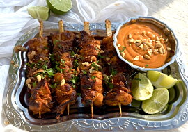 Kuřecí satay s arašídovou omáčkou