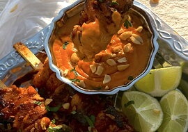 Kuřecí satay s arašídovou omáčkou
