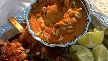 Kuřecí satay s arašídovou omáčkou