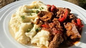 Vepřová játra na slanině s květákovou kaší