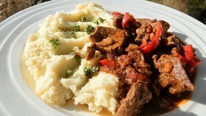 Vepřová játra na slanině s květákovou kaší