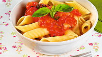 Penne s rajčatovo-bazalkovou omáčkou
