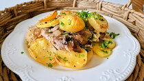 Zapečená vepřová pečeně se zelím, žampiony a bramborami