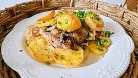 Zapečená vepřová pečeně se zelím, žampiony a bramborami