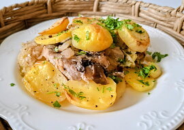 Zapečená vepřová pečeně se zelím, žampiony a bramborami
