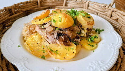Zapečená vepřová pečeně se zelím, žampiony a bramborami