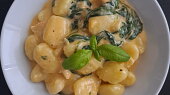 Gnocchi s kuřecím masem, špenátem a sýrovo-smetanovou omáčkou