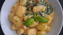 Gnocchi s kuřecím masem, špenátem a sýrovo-smetanovou omáčkou
