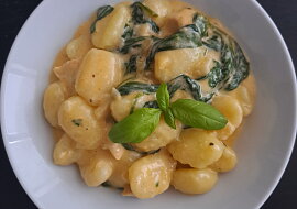 Gnocchi s kuřecím masem, špenátem a sýrovo-smetanovou omáčkou
