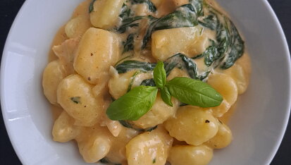Gnocchi s kuřecím masem, špenátem a sýrovo-smetanovou omáčkou