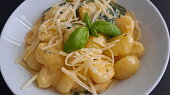 Gnocchi s kuřecím masem, špenátem a sýrovo-smetanovou omáčkou