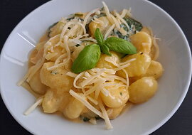 Gnocchi s kuřecím masem, špenátem a sýrovo-smetanovou omáčkou