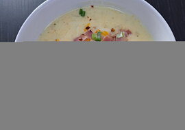 Krémová čedarová polévka s gnocchi a slaninou