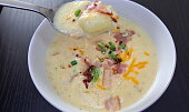 Krémová čedarová polévka s gnocchi a slaninou