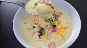 Krémová čedarová polévka s gnocchi a slaninou