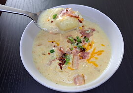 Krémová čedarová polévka s gnocchi a slaninou