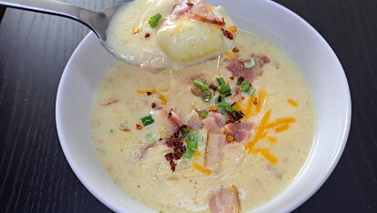 Krémová čedarová polévka s gnocchi a slaninou