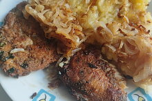Mořská štika, máslová cibule a šťouchané brambory