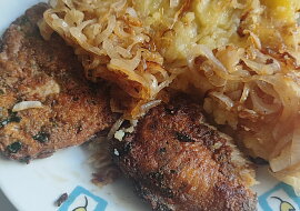 Mořská štika s máslovou cibulí (Mořská štika, máslová cibule a šťouchané brambory)