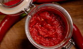 Domácí chilli pasta (sambal oelek)