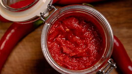 Domácí chilli pasta (sambal oelek)
