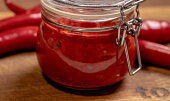 Domácí chilli pasta (sambal oelek)