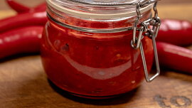 Domácí chilli pasta (sambal oelek)