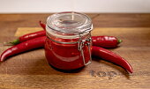 Domácí chilli pasta (sambal oelek)