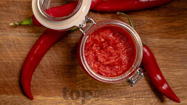 Domácí chilli pasta (sambal oelek)