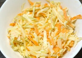 Odlehčený Coleslaw (Skvelý šalát)