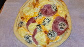 Pizza z tvarohového těsta