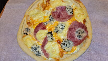 Pizza z tvarohového těsta