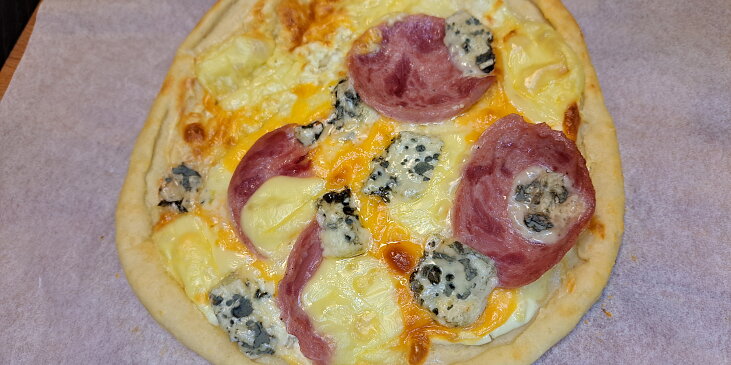 Pizza z tvarohového těsta