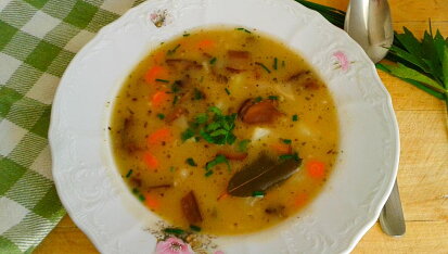 Bramboračka s houbami a zeleninou