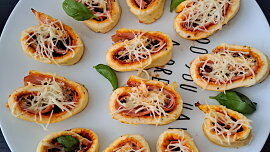 Pizza šneky z mozzarellového těsta