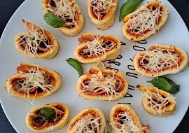 Pizza šneky z mozzarellového těsta