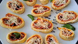 Pizza šneky z mozzarellového těsta