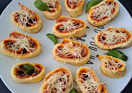 Pizza šneky z mozzarellového těsta
